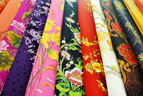 tự mua vải may áo dài cưới