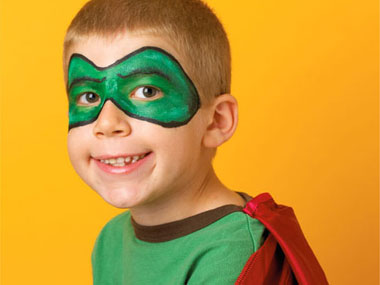 Superhero Face Paint ý tưởng vẽ mặt Halloween cho bé - hình minh họa 3