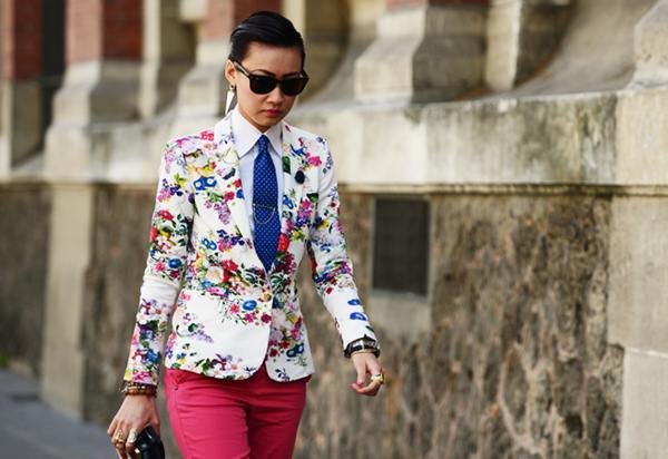 Blazer hoa rực rỡ từ đường phố tới công sở blazer in hoa - hình minh họa 2