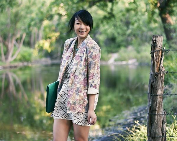 Blazer hoa rực rỡ từ đường phố tới công sở blazer in hoa - hình minh họa 9