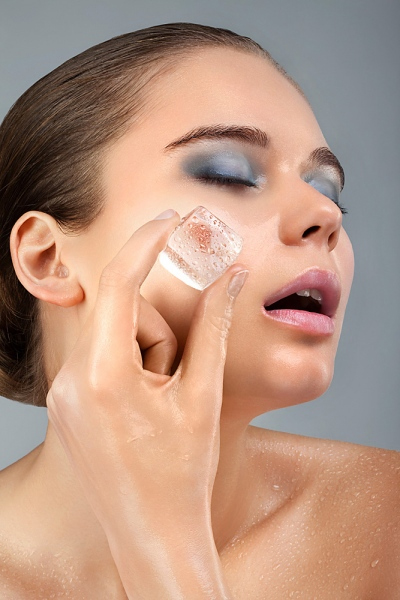 Dưỡng da trắng đẹp bằng nước đá