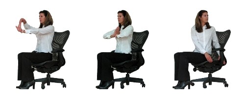 Động tác ép cổ tay có thể thực hiện chỉ với chai nước hay một quyển sách.