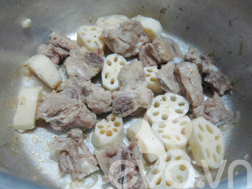 Canh hạt dẻ củ sen nấu sườn - 4