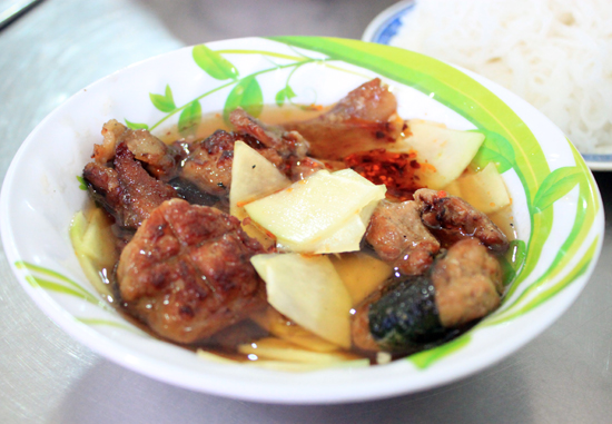 Điểm hấp dẫn của món ăn chính là bát nước chấm chua ngọt với thịt nướng, chả viên và đu đủ thái lát.