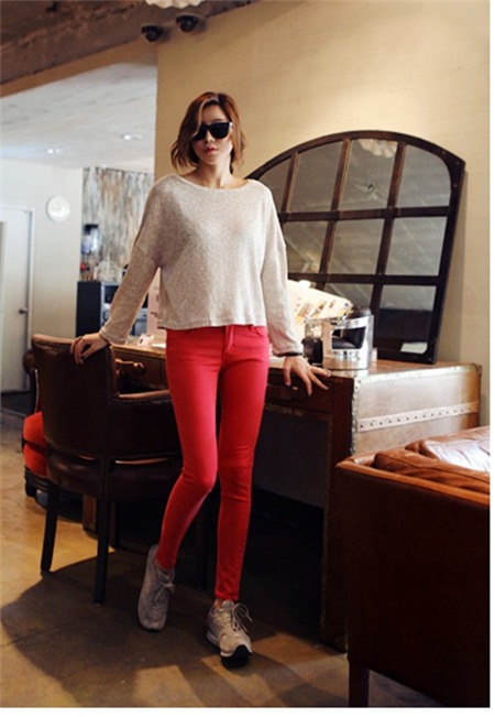 Muôn vàn cách mix jeans sặc sỡ cho mùa thu phối đồ jeans màu sắc - hình minh họa 8