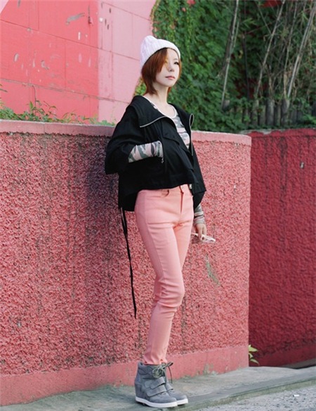 Muôn vàn cách mix jeans sặc sỡ cho mùa thu phối đồ jeans màu sắc - hình minh họa 13