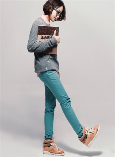Muôn vàn cách mix jeans sặc sỡ cho mùa thu phối đồ jeans màu sắc - hình minh họa 22