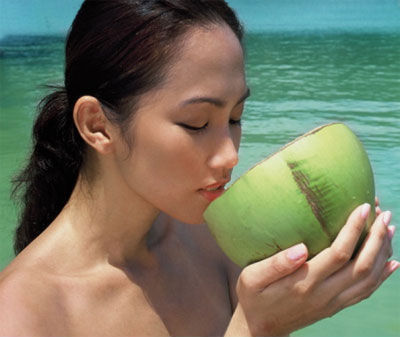 Uống nước dừa sẽ khiến làn da của chị em ngày càng mịn màng